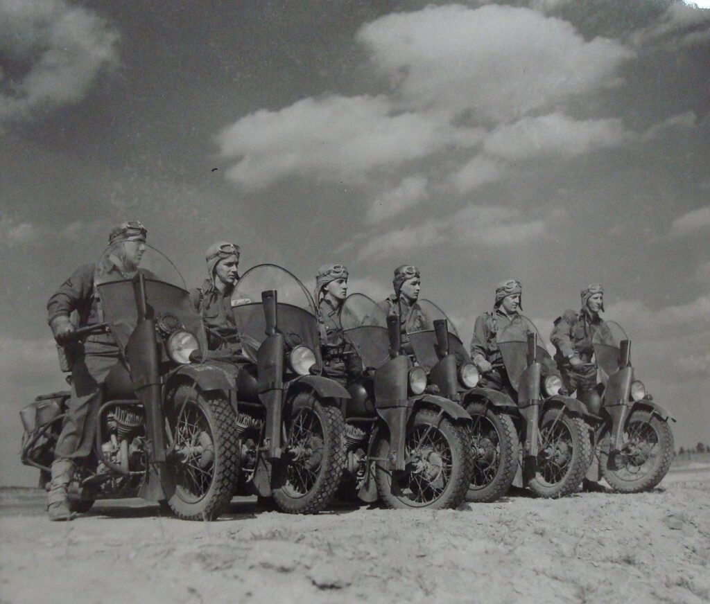 Harley-Davidson WLA - Escuadrón de motocicletas en la Segunda Guerra Mundial