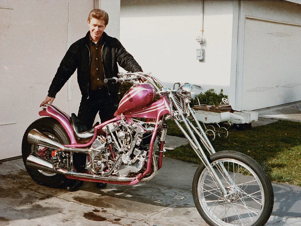 Arlen Ness junto a su Knucklehead modificada en la entrada de su casa en 1964