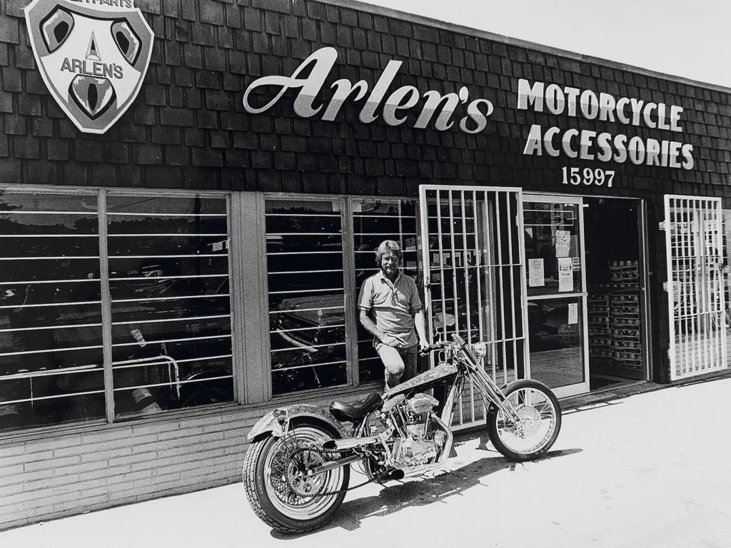 Arlen Ness frente a su local Arlen's Motorcycle Accessories en San Leandro, California
