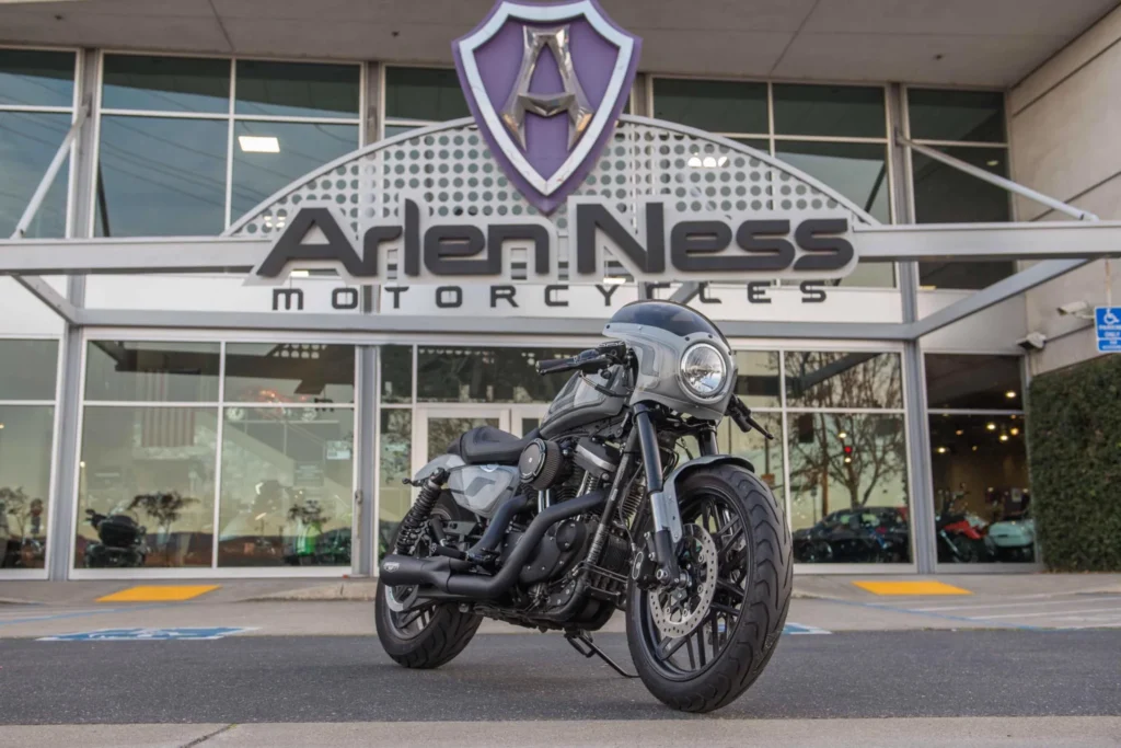 Fachada del concesionario Arlen Ness Motorcycles con una moto custom al frente