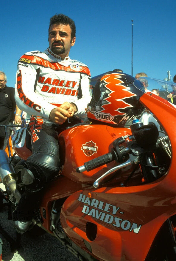 Piloto del equipo Harley-Davidson sentado en la VR1000