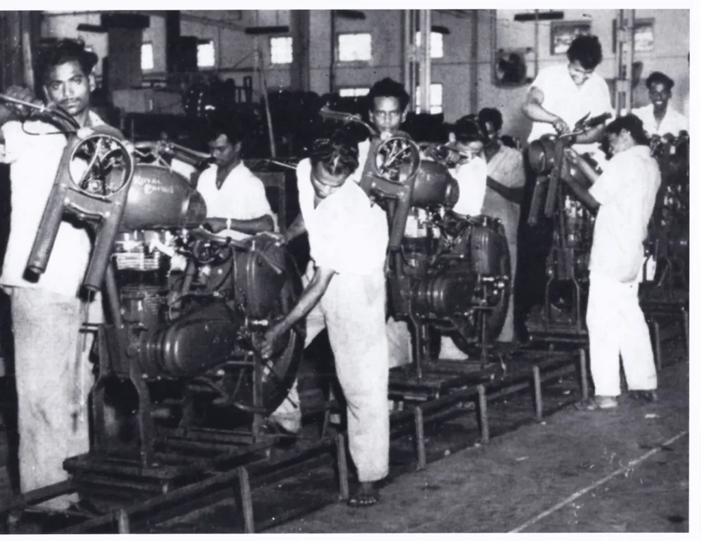 Línea de ensamble de motos Royal Enfield en la fábrica de India