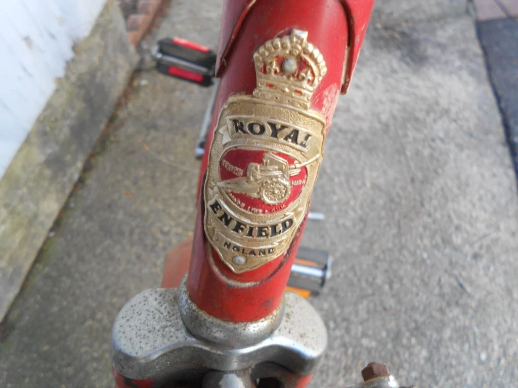 Emblema de Royal Enfield con corona en el cuadro de una bicicleta antigua