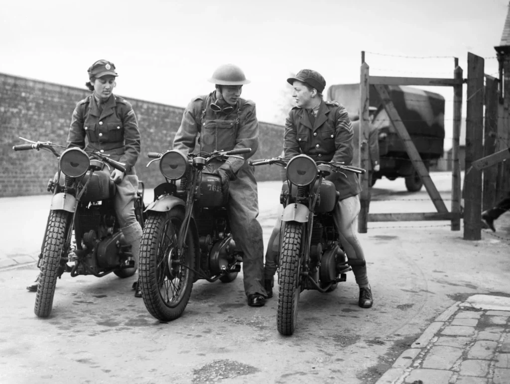 Soldados británicos en motos Royal Enfield durante la Segunda Guerra Mundial