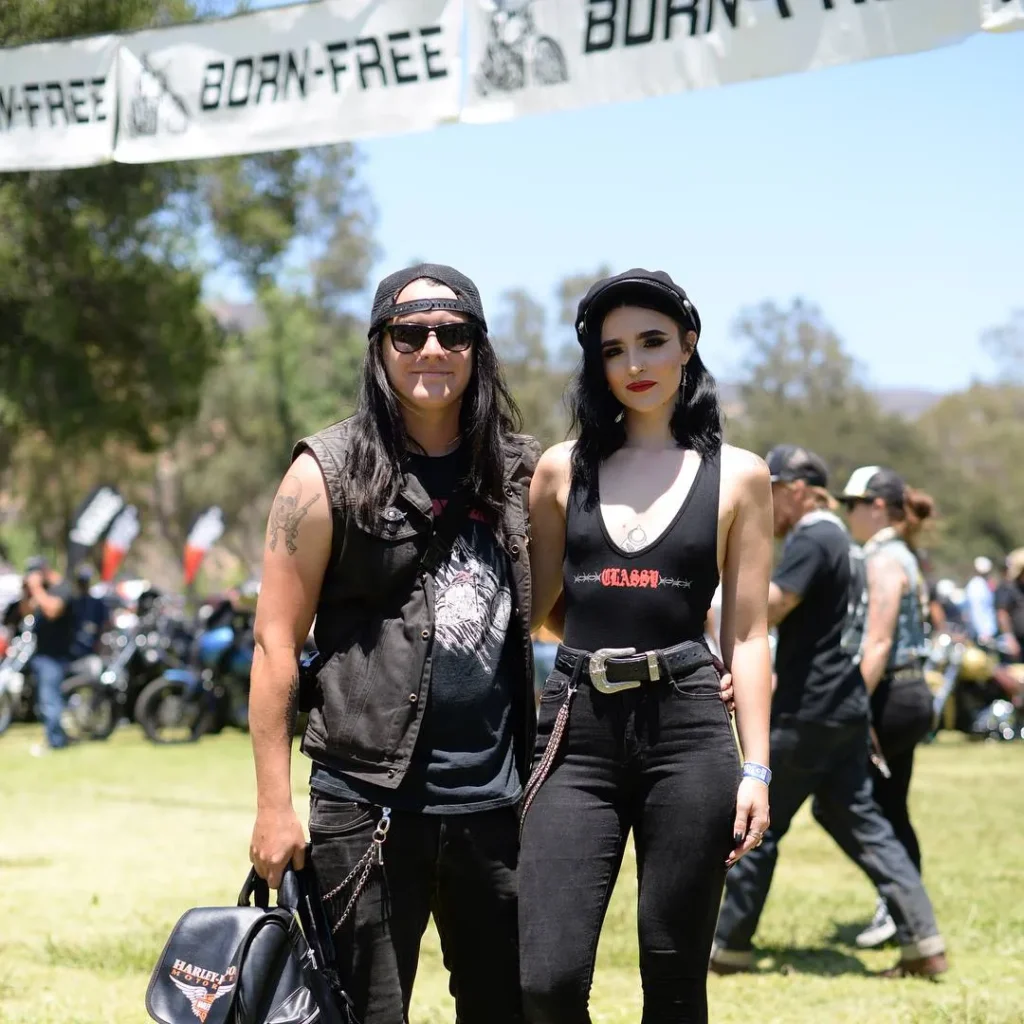 Pareja en Born Free - Moto Euforia
