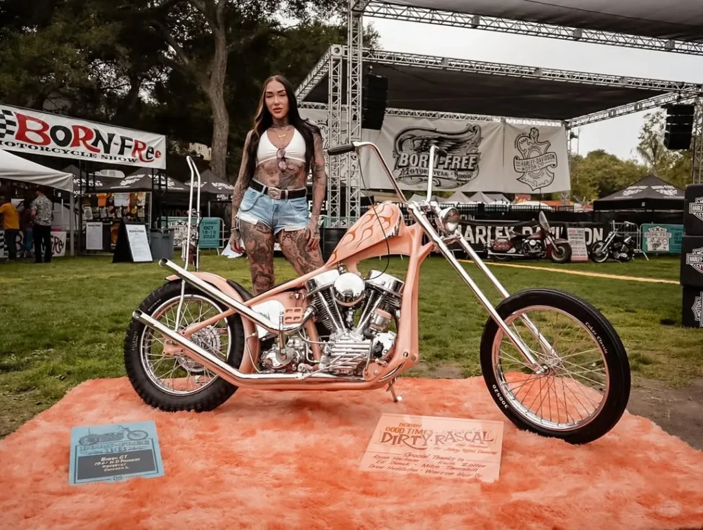 Modelo al lado de Chopper | Moto Euforia