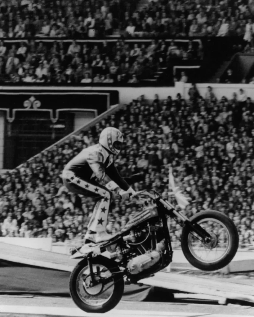 Evel Knievel haciendo un caballito - Stunt en Moto y su historia | Moto Euforia