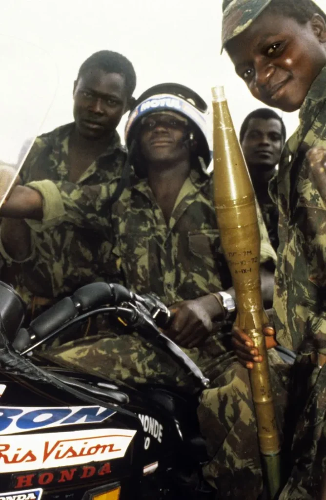 Paises africanos en conflicto - Emilio Scotto - Moto Euforia