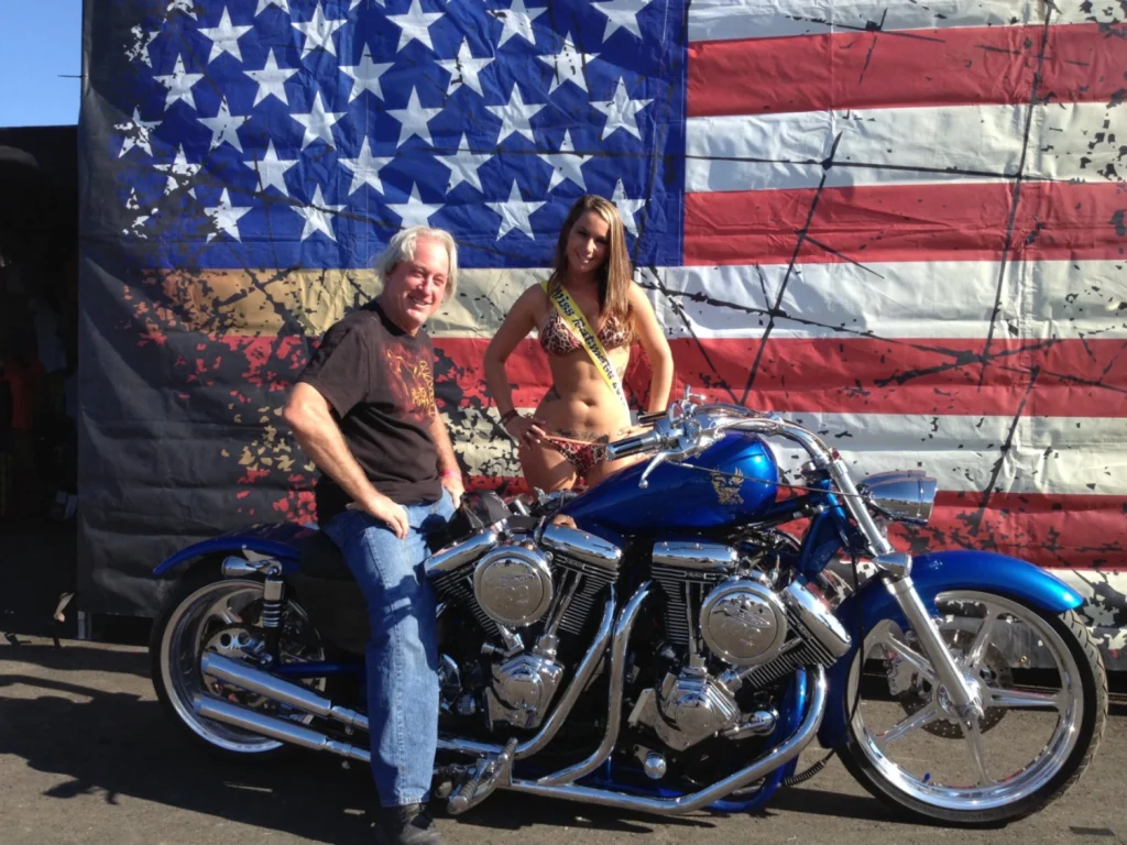 Gordon Tronson, una modelo y la QuadZilla - Moto Euforia