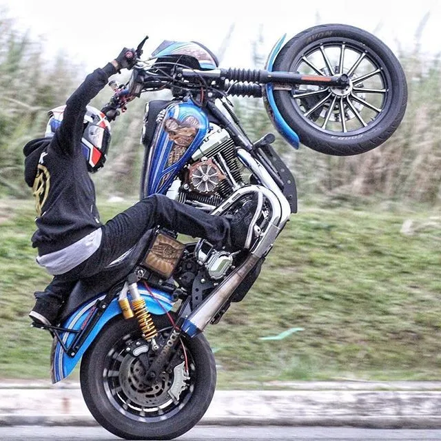 Harley Dyna haciendo un caballito - Stunt en Moto y su historia | Moto Euforia
