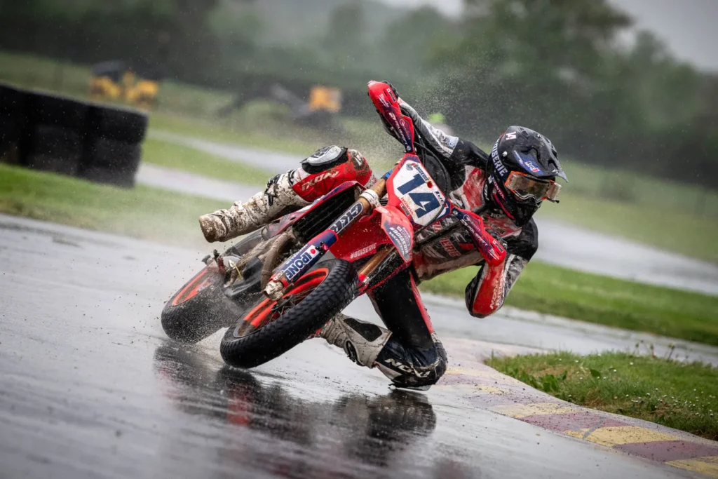 Piloto en curva con piso mojado - Supermotard - Moto Euforia