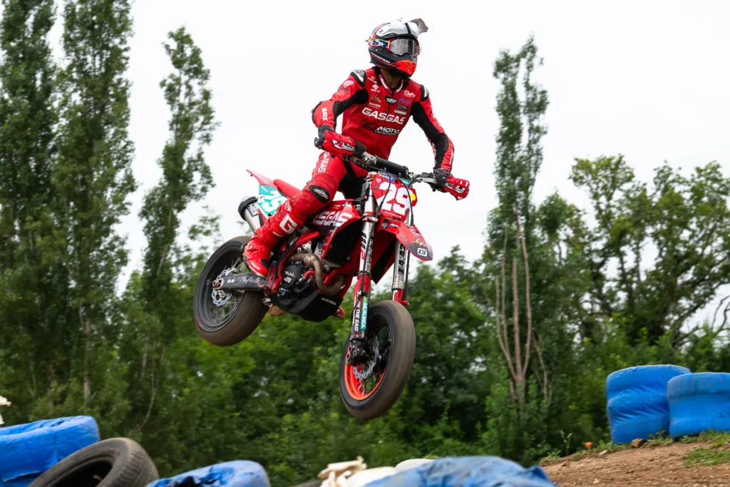 Piloto en el aire con su supermoto GasGas - Supermotard - Moto Euforia