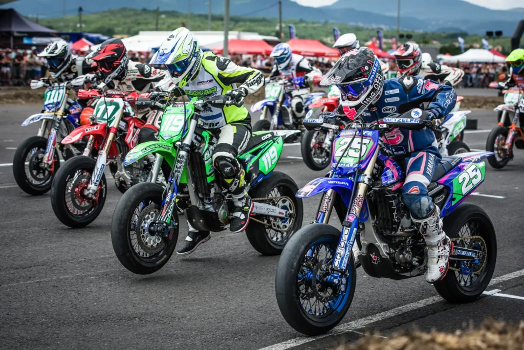 Linea de partida para una carrera de supermotos  - Supermotard - Moto Euforia