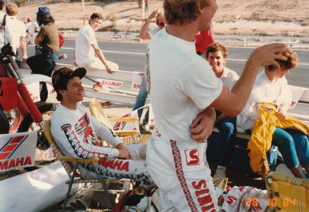 Pilotos famosos descansando en el paddock - Supermotard - Moto Euforia